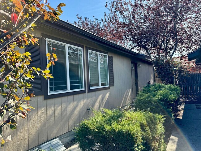 Building Photo - 516 NE Negus Loop