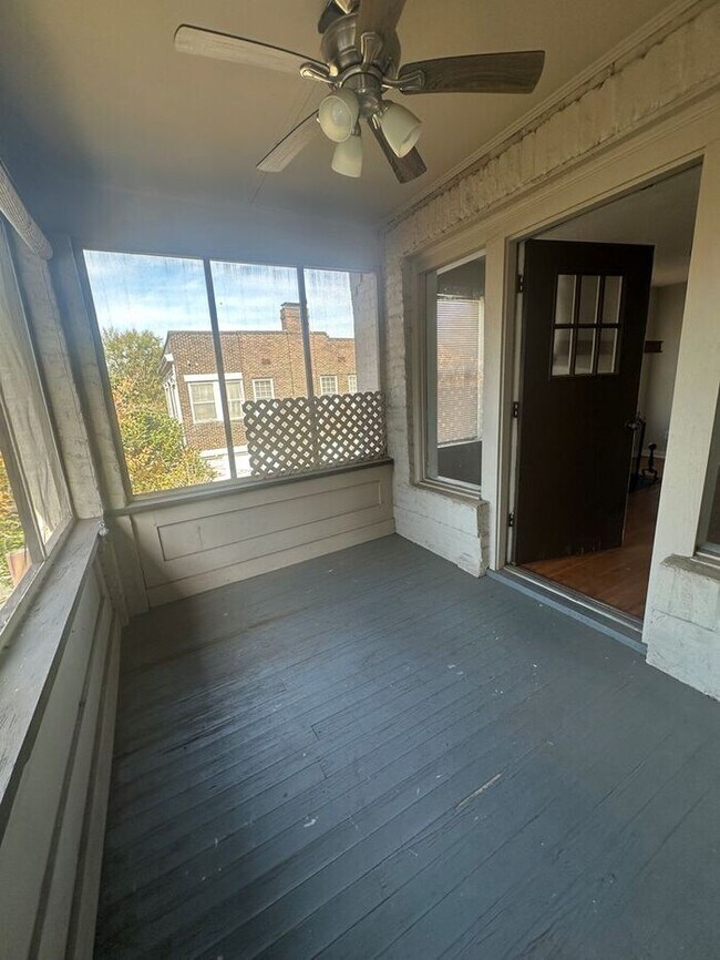 Building Photo - Large 1,000 sq. ft One Bedroom