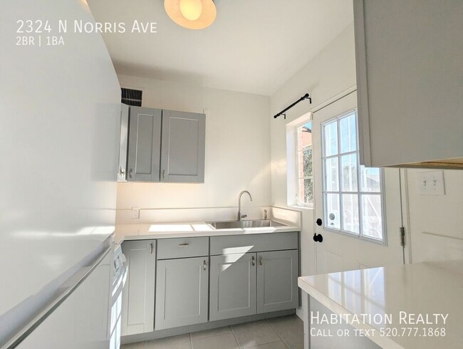 Building Photo - Remodeled 2Bed/1Bath with Designer Touches...