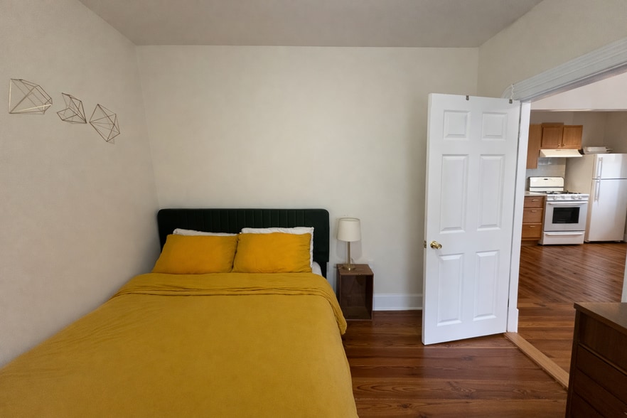 Building Photo - 1056 Cambridge St