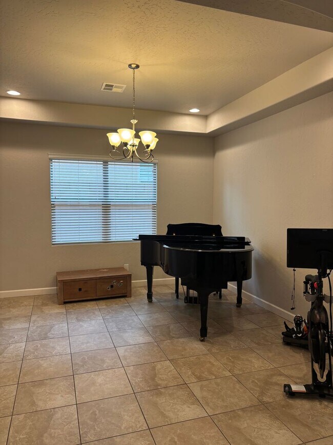 Building Photo - Charming 4 Bedroom 2.5 bath house in a Gat...