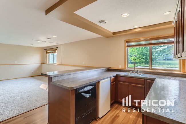 Building Photo - 783 Harrison Dr