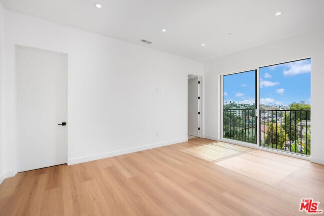 Building Photo - 726 Robinson St