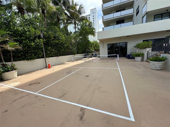Building Photo - 1621 Collins Ave