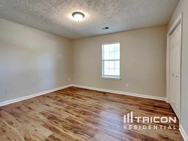 Building Photo - 203 Creek Side Pl