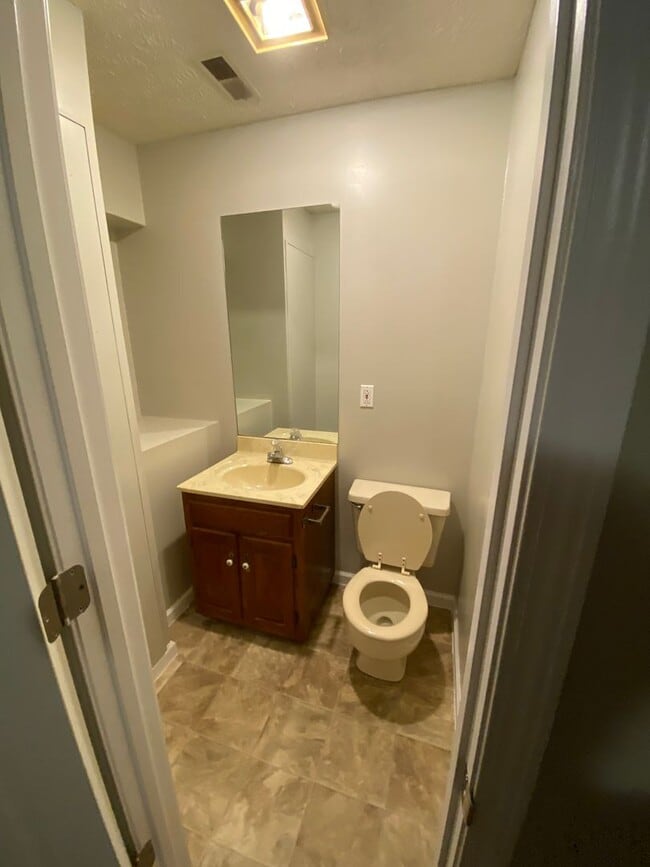 Building Photo - 131 Lake Dr