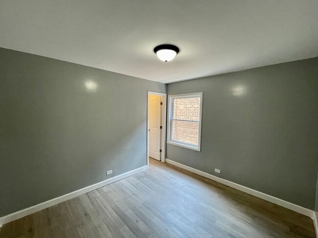 Building Photo - Newly Renovated 2-bed 2-bath - In Unit Lau...