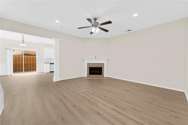 Building Photo - 318 Knelston Oak Dr NE
