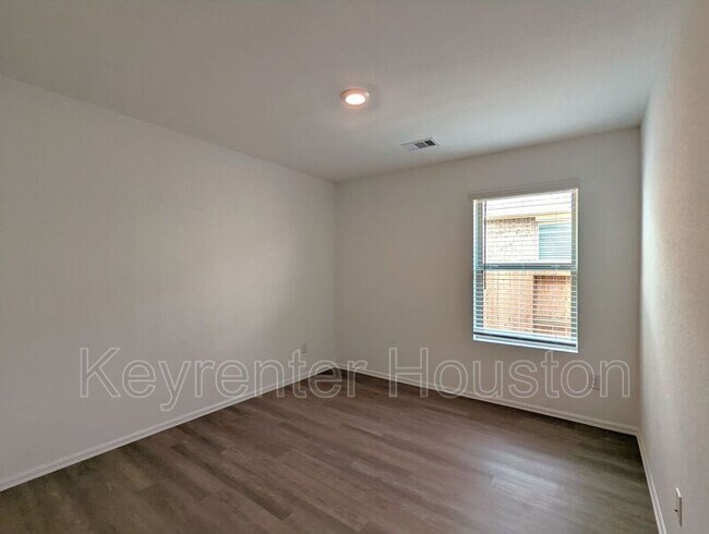 Building Photo - 8810 Wooster Trails Dr
