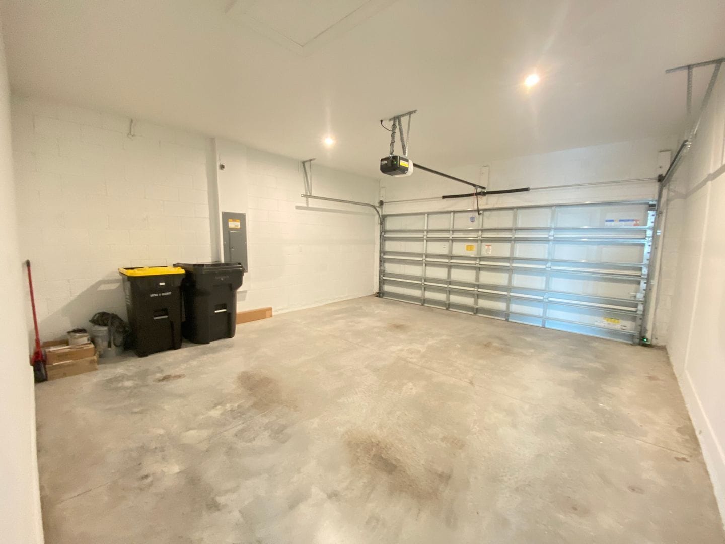 Building Photo - 2182 Palm Tree Dr