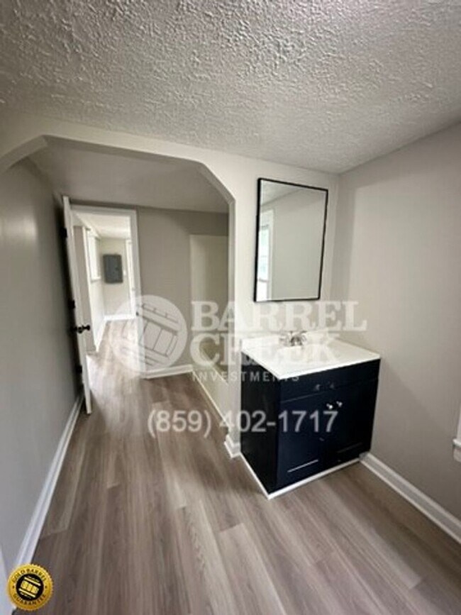 Building Photo - 2-Bed 1-Bath House