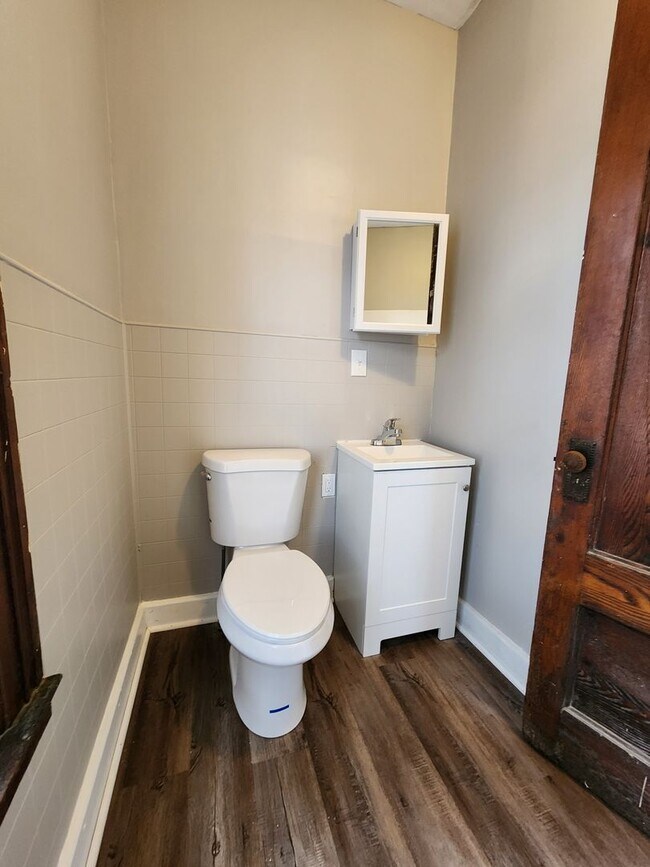 Building Photo - 94 Sobieski St