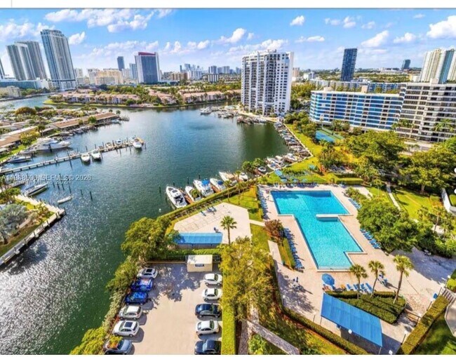 Building Photo - 2500 Parkview Dr