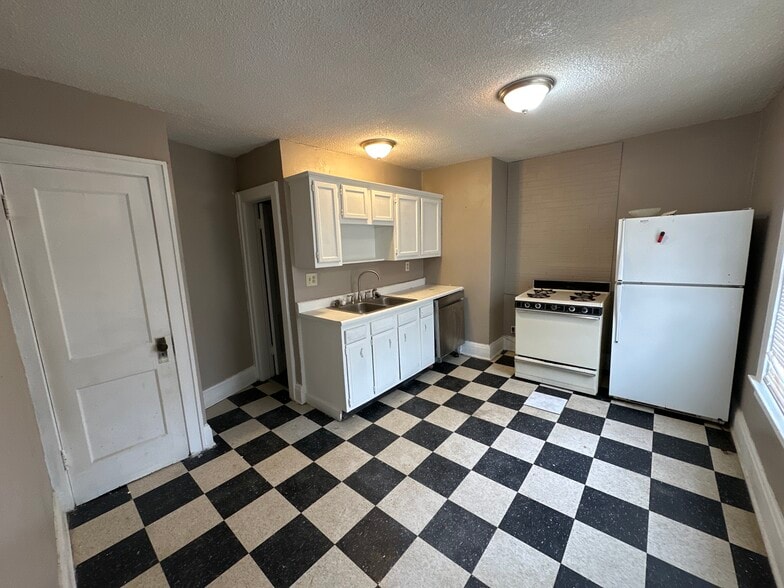 Building Photo - 17 N Roys Ave