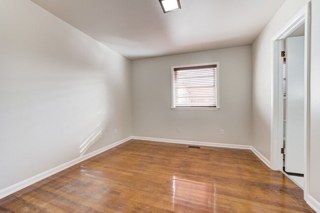 Building Photo - 5000 N Linn Ave