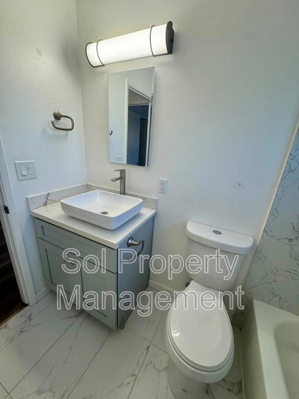 Building Photo - 1053 W Hamilton Ave