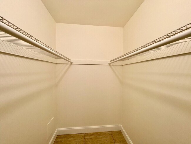 Building Photo - 601 NE 29th Dr