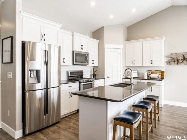 Primary Photo - Amazing Six Bedroom Home, Draper, 3200 sq ...