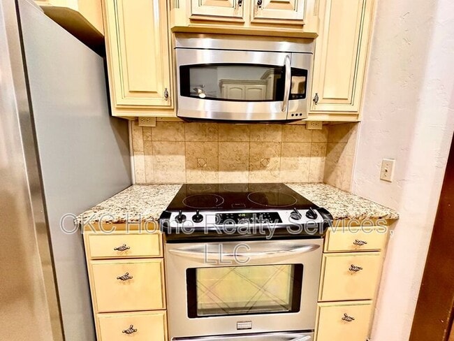 Building Photo - 1216 NW 190th Pl