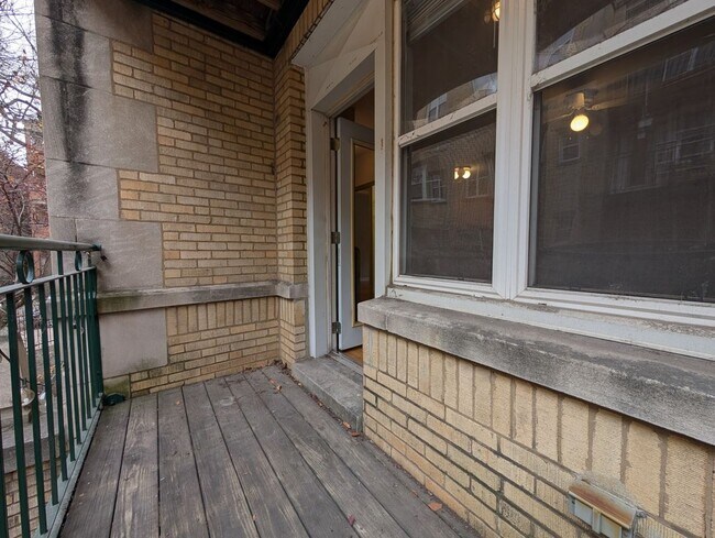 Building Photo - 910 W Dakin St