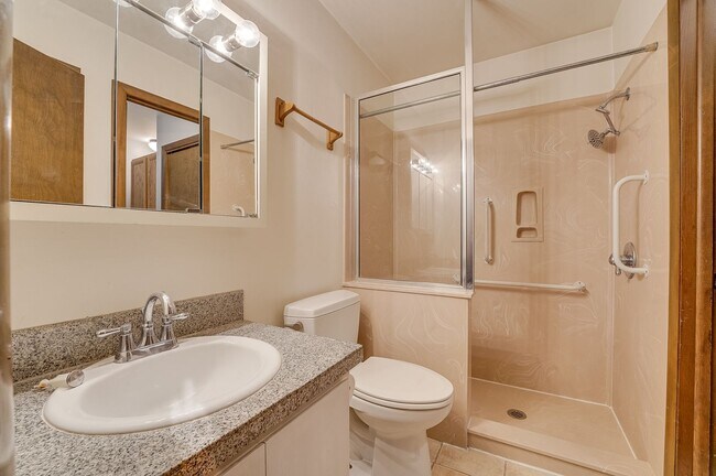 Building Photo - Locust312 (CW-KS)