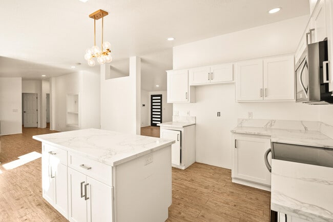 Building Photo - 62851 Aberdeen Dr