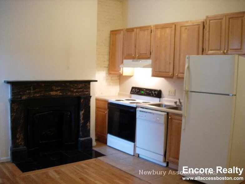 Primary Photo - 74 Tyler St