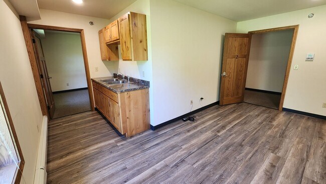 Building Photo - 1 bed 1 bath Simple Living- Utilities INCL...