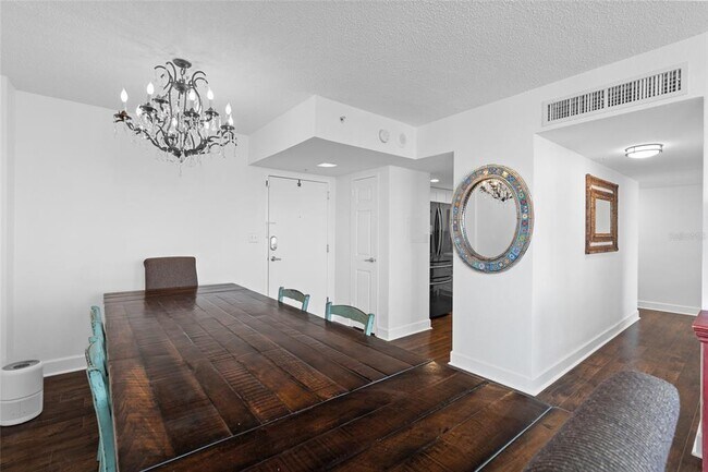 Building Photo - 470 3rd St S