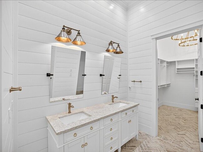 Building Photo - 3161 Club Dr