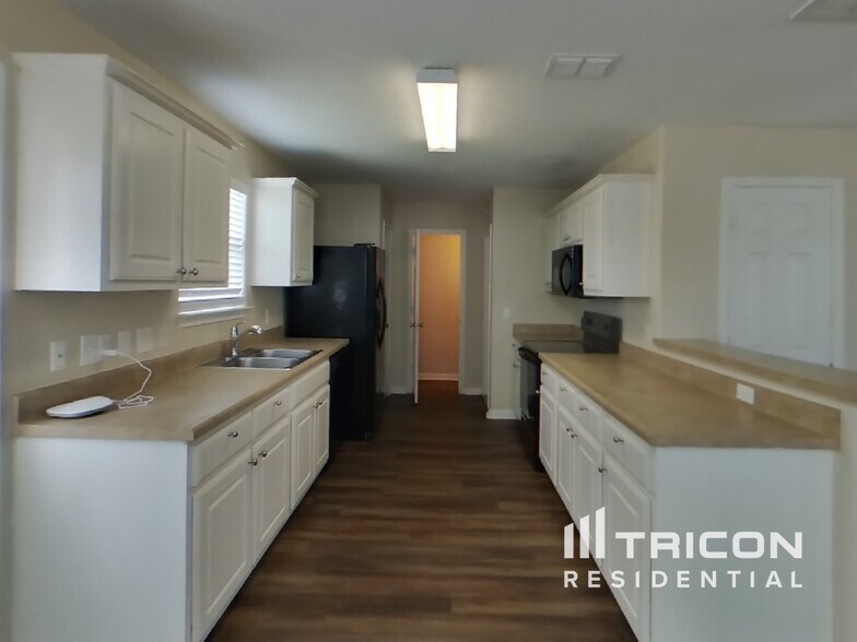 Building Photo - 11247 Country Canyon