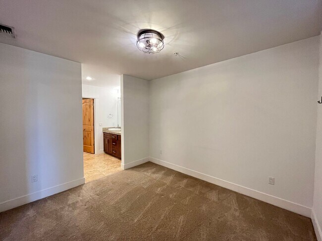 Building Photo - 2 Bed + 2 Bath Condo in the Belmont District Portland ~ Secured Garage Parking, Washer & Dryer in...