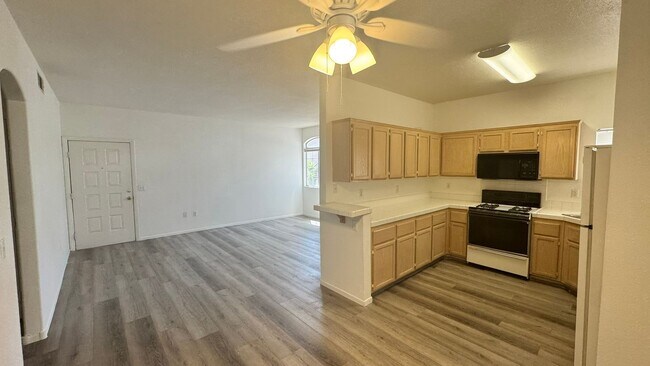 Building Photo - Gated Community 2 bedroom 1 car garage