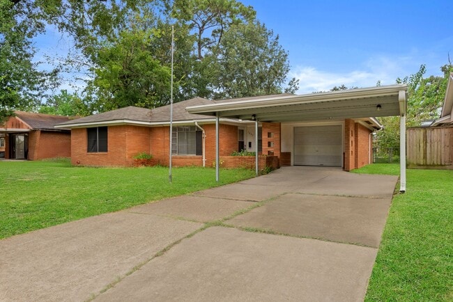 Building Photo - Spacious 3-Bed Gem with Covered Patio + Ea...