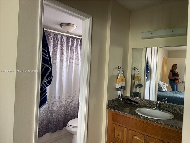 Building Photo - 9440 Live Oak Pl