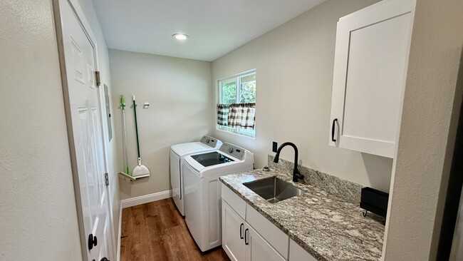 Building Photo - 16-2063-2063 Pearl Dr