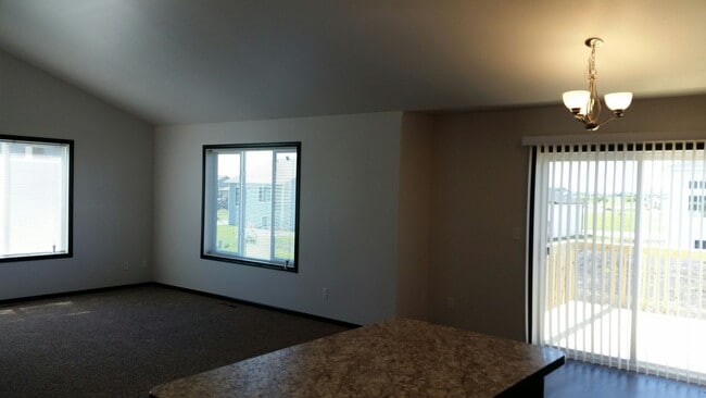 Building Photo - 3 Bed 3 Bath Single Family Home