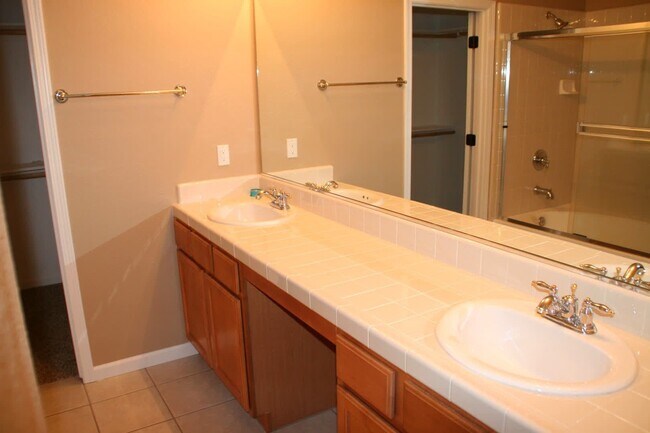 Building Photo - Great home for rent in Visalia!