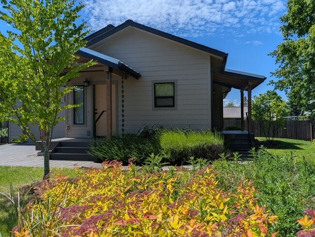 Building Photo - Gorgeous 2-Bedroom, 2-Bath Home In Eugene!