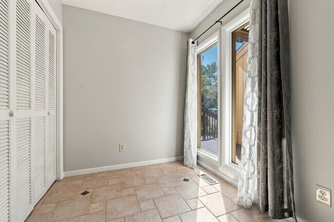 Building Photo - 4100 Five Oaks Dr
