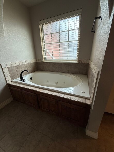 Building Photo - 6405 S 49th St