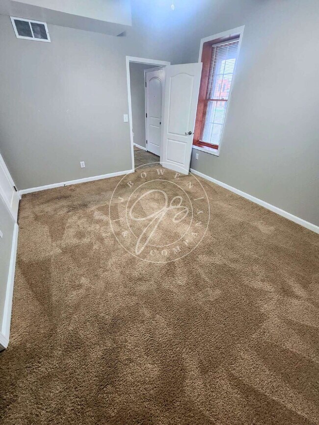 Building Photo - "Charming 1-Bedroom Duplex in Toledo's Vibrant North Huron Neighborhood!"