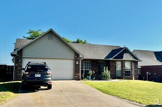 Building Photo - "Charming 3-Bedroom Home with 2 Full Baths...