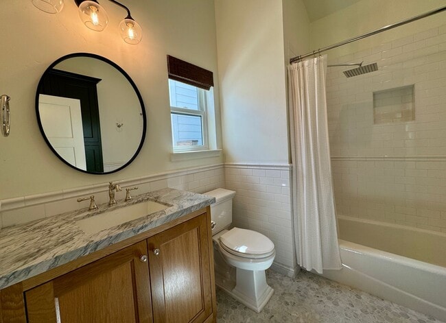 Building Photo - Custom Adorable Cottage Available in Folsom!