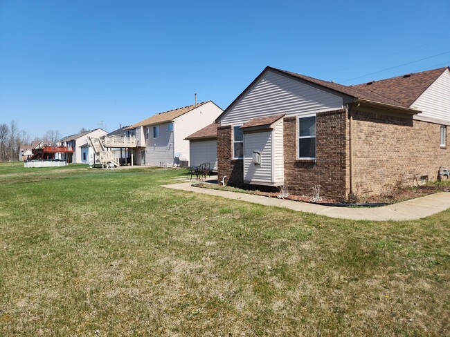 Building Photo - 7980 Amber Dr