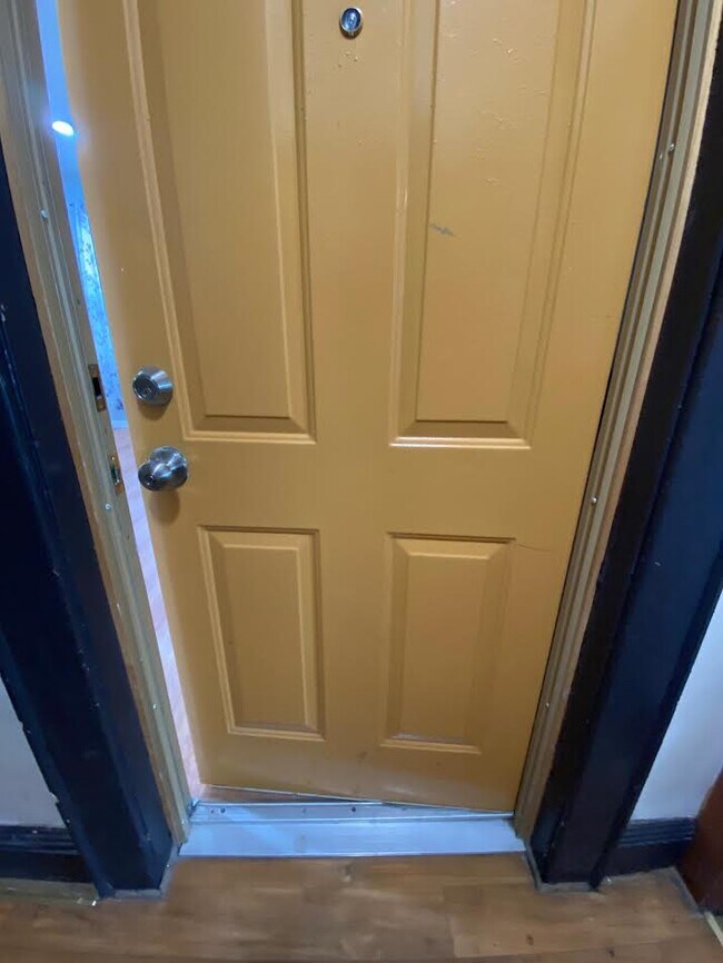 Building Photo - 425 Leslie St