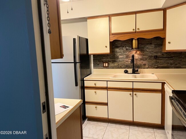 Building Photo - 1224 S Peninsula Dr