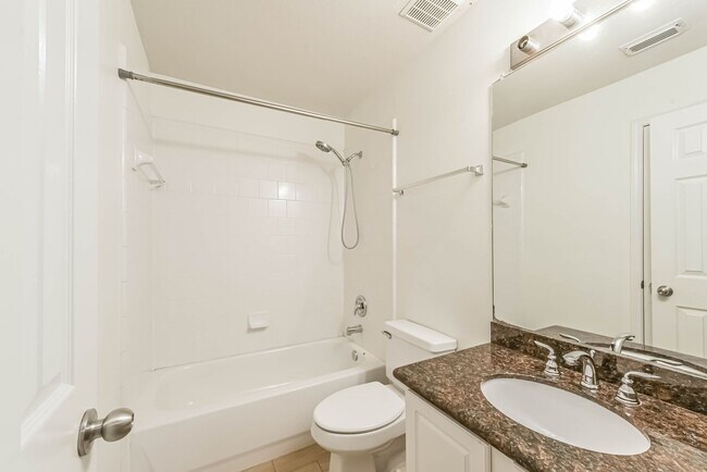 Building Photo - Light and Bright Ready for Immediate Move In!
