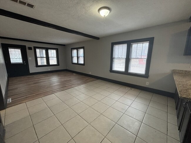 Building Photo - 2829 Kenmore Ave