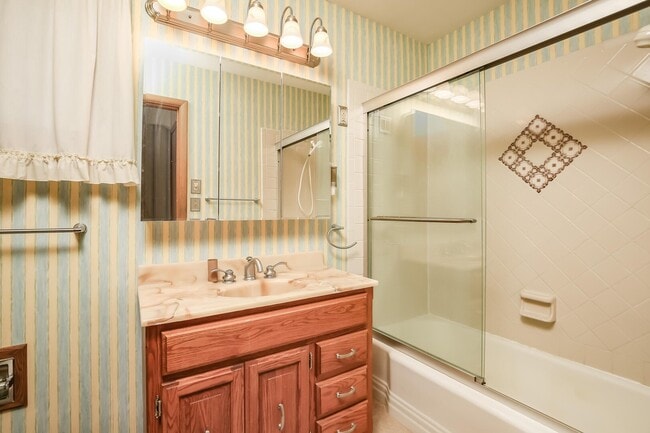 Building Photo - 1705 Elmwood Dr